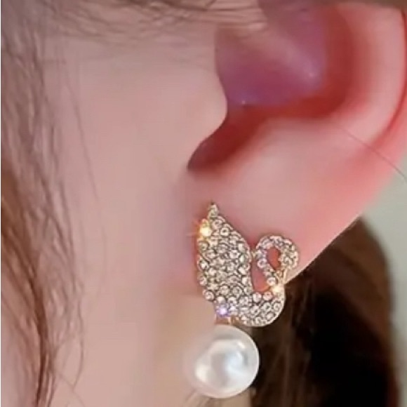 CRYSTAL SWAN EARRINGS WITH DROP PEARL NWOT - Picture 8 of 9